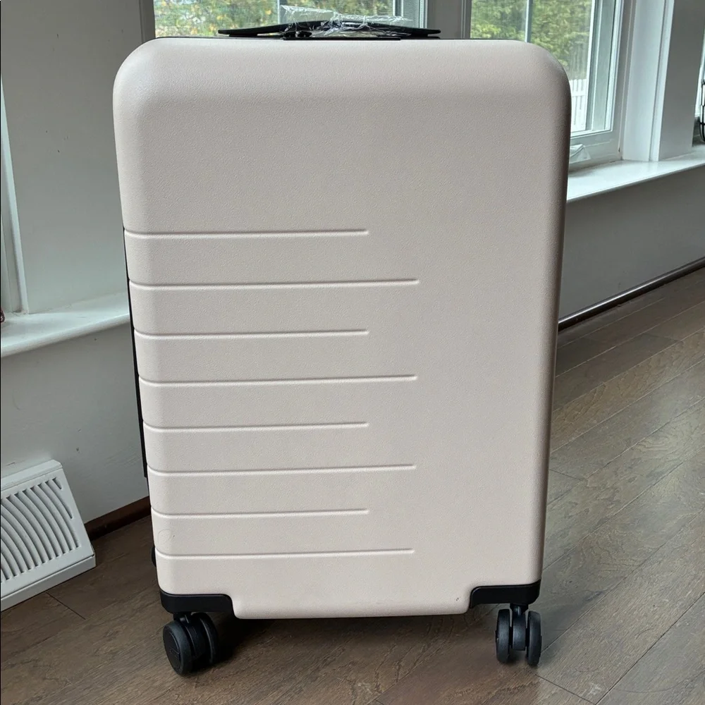 Quince 22” Carry-On - Picture 7 of 11